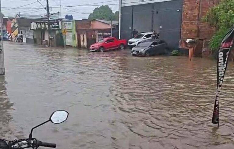 Chuvas intensas sobrecarregam sistema de drenagem antigo e geram alagamentos