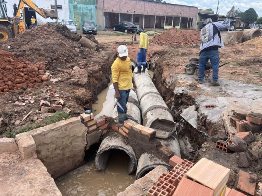 Na avenida Rio de Janeiro, prefeitura de Porto Velho faz substituição e manutenção de manilhas