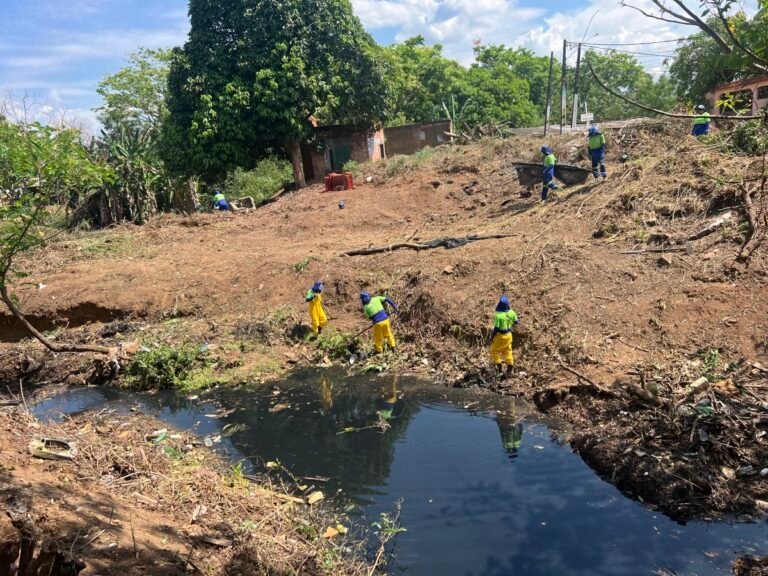 Prefeitura limpa mais de 16 mil metros de canais e propicia maior fluidez das águas pluviais para evitar alagamentos