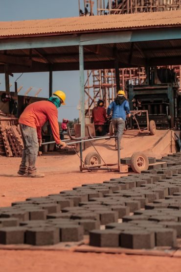 Ações de ressocialização unem manutenção de limpeza urbana e pavimentação em unidade prisional feminina de Porto Velho