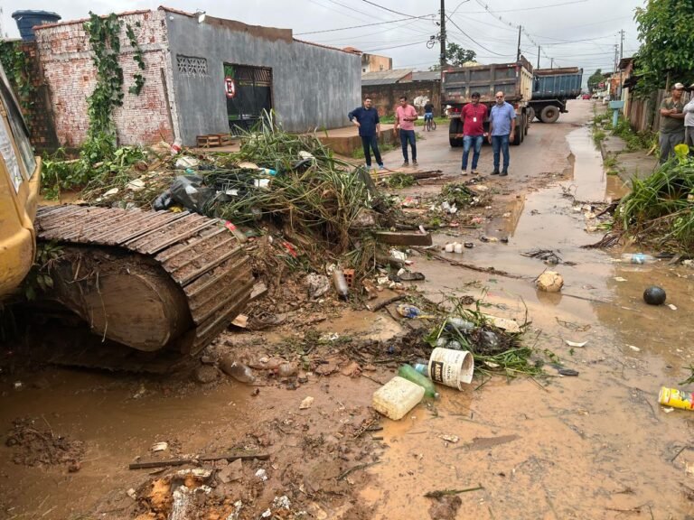 Intervenção no bairro Tancredo Neves remove toneladas de resíduos para prevenir alagações