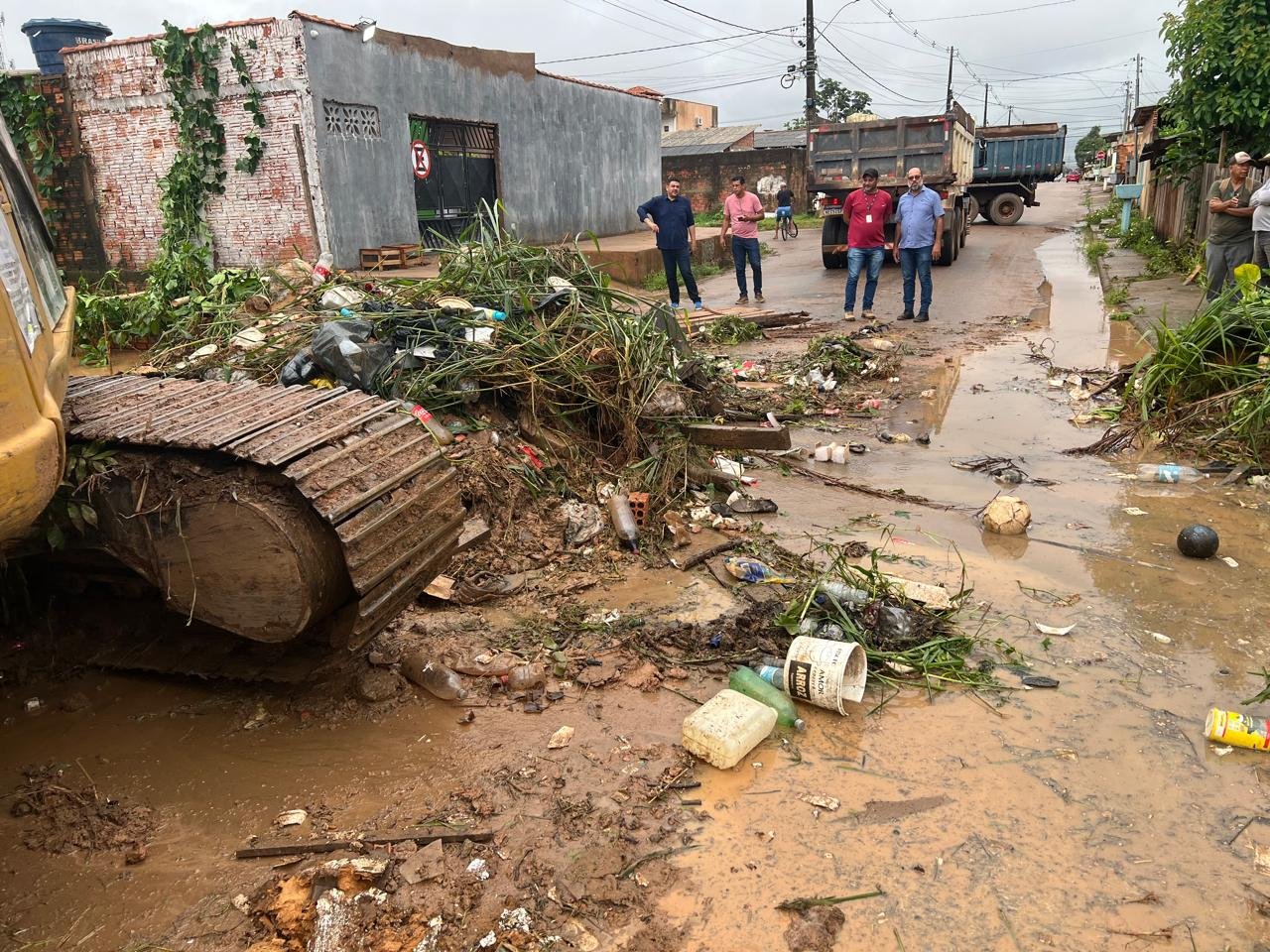 Intervenção no bairro Tancredo Neves remove toneladas de resíduos para prevenir alagações