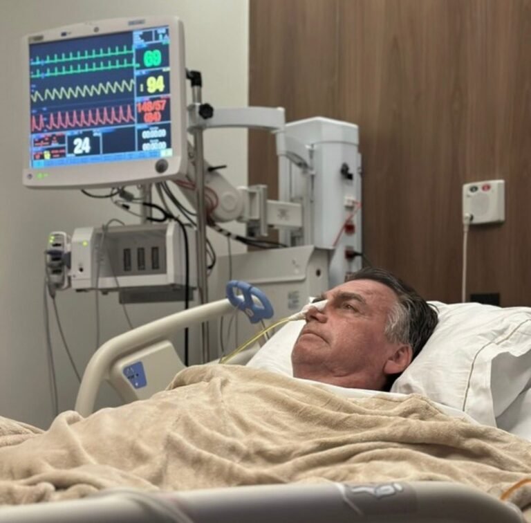 Filho de Bolsonaro critica esquema de segurança durante oitava cirurgia do ex-presidente e fala em perseguição