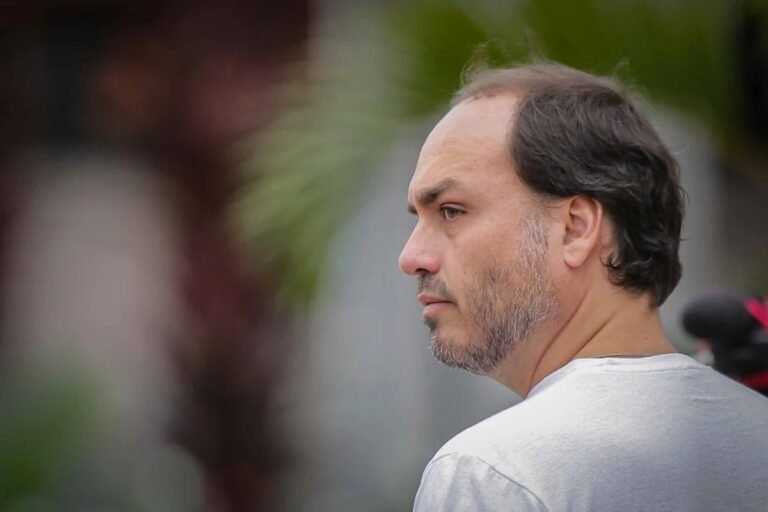 Carlos pede “celeridade médica” para evitar danos à saúde de Bolsonaro