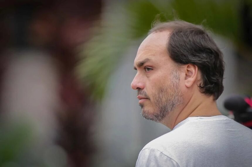 Carlos pede “celeridade médica” para evitar danos à saúde de Bolsonaro