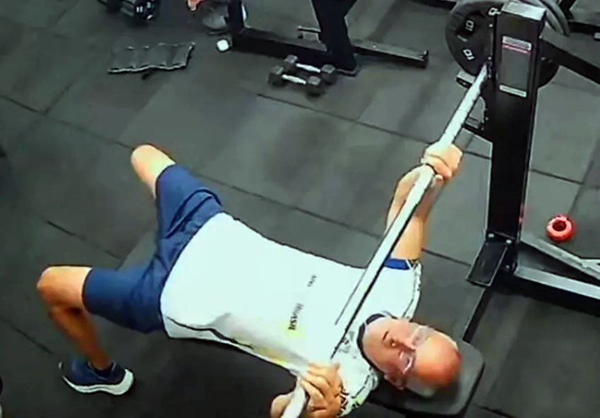 Homem morto em academia fazia a “pegada suicida” no supino - VEJA O VÍDEO 1 Homem morto em academia fazia a “pegada suicida” no supino - VEJA O VÍDEO