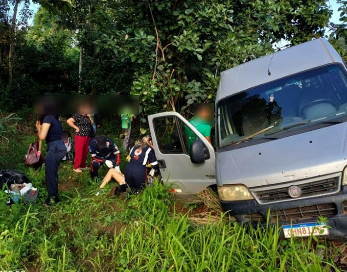 Van com estudantes do IFRO é atingida por caminhão-tanque na BR-364 e deixa nove adolescentes feridos 1 Van com estudantes do IFRO é atingida por caminhão-tanque na BR-364 e deixa nove adolescentes feridos