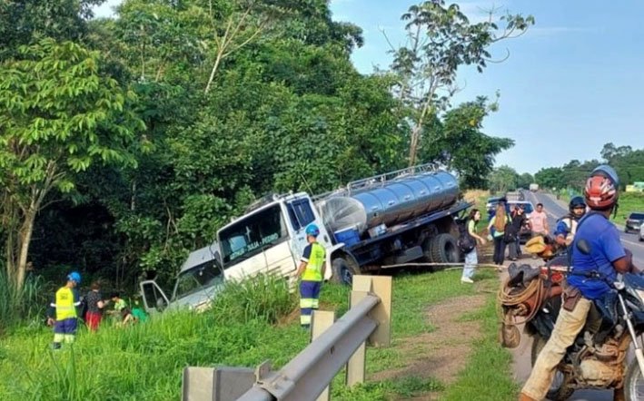 Van com estudantes do IFRO é atingida por caminhão-tanque na BR-364 e deixa nove adolescentes feridos