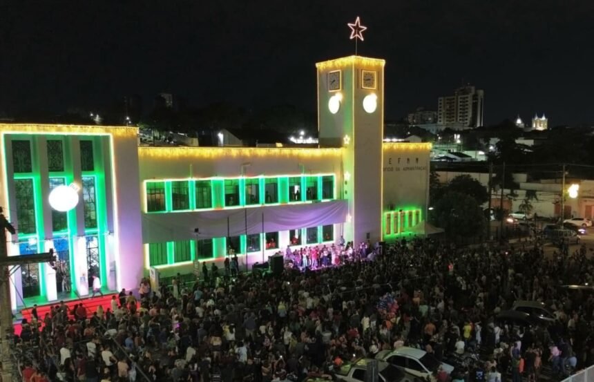 Cantata Natalina reúne centenas de porto-velhenses no Prédio do Relógio 1 Cantata Natalina reúne centenas de porto-velhenses no Prédio do Relógio
