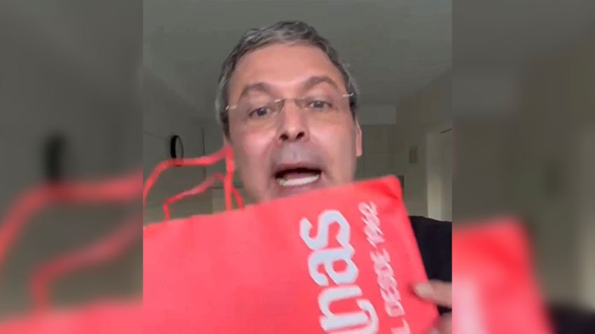 Líder do PT ironiza bolsonaristas e compra Havaianas em loja lotada - VÍDEO