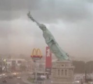 Estátua da Liberdade da Havan cai após alerta de ventos fortes na Grande Porto Alegre – VÍDEO