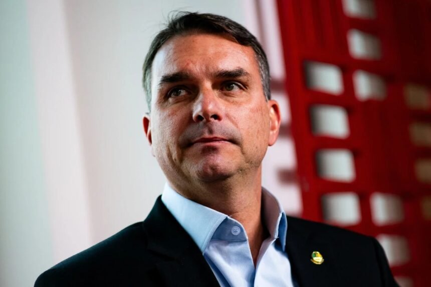 Após visitar o pai, Flávio Bolsonaro reafirma candidatura à Presidência em 2026