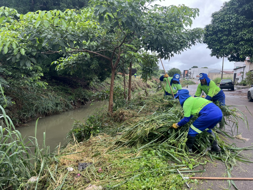Prefeitura intensifica limpeza de canal e melhora escoamento das águas na avenida Brasília