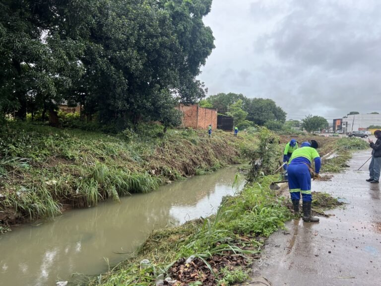 Prefeitura intensifica limpeza de canal e melhora escoamento das águas na avenida Brasília