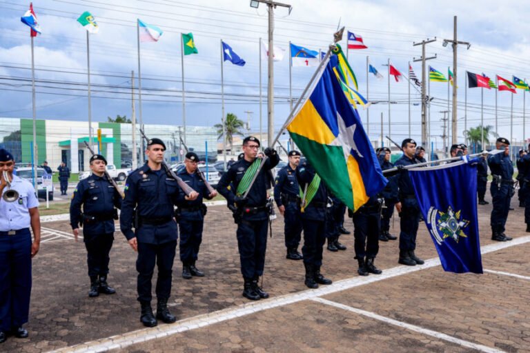 Governo de RO comemora 50 anos da Polícia Militar com formatura e entrega de medalhas