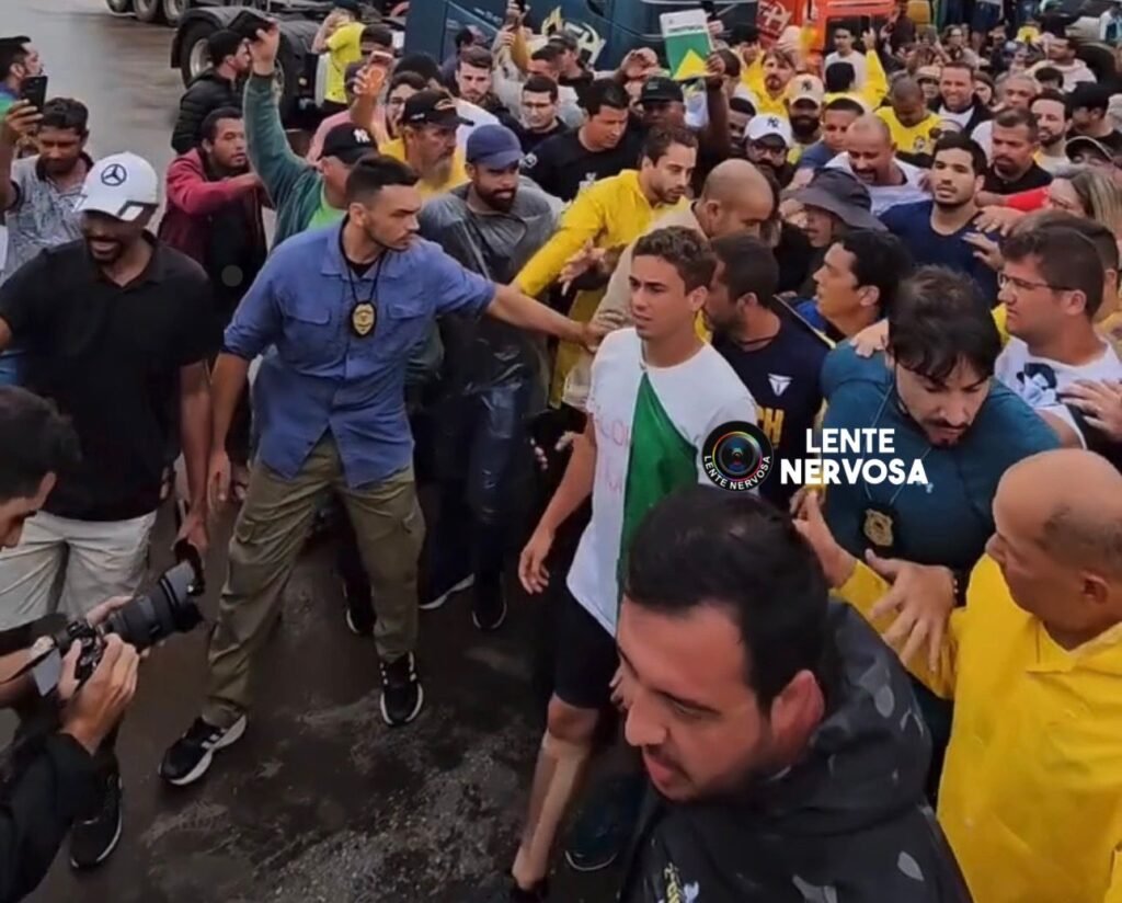 Deputado de Rondônia é afastado por agente da Polícia Federal ao tentar se aproximar de Nikolas Ferreira durante caminhada - VEJA O VÍDEO