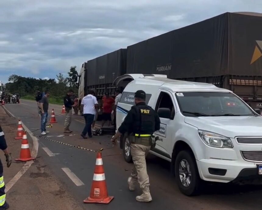 Acidente envolvendo carro, moto e carreta deixa um morto e uma mulher gravemente ferida na BR-364, em Cacoal - VÍDEO