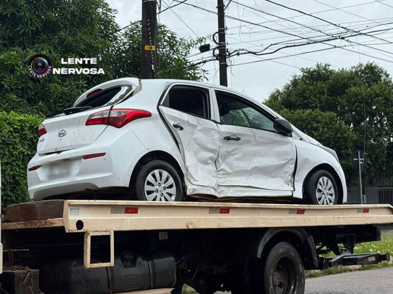 Motorista invade preferencial e derruba muro de residência ao ser atingido por outro veículo – VÍDEO