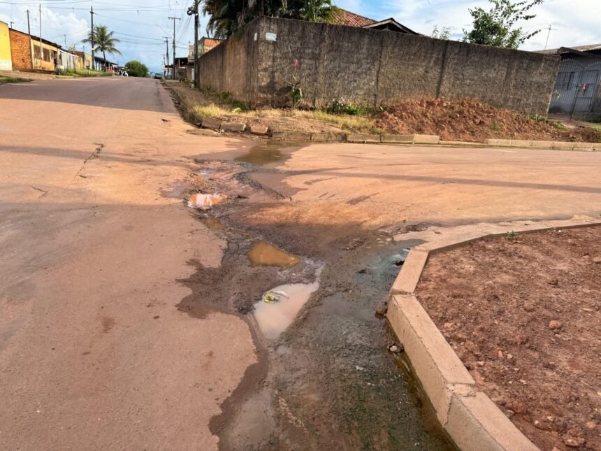 Água compromete via recém-asfaltada e vereador Edimilson Dourado solicita tubo armco