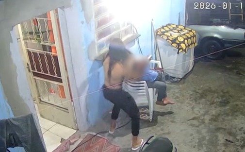 Mulher com criança no colo é morta a facadas pela companheira dentro de casa em São Paulo - VEJA O VÍDEO