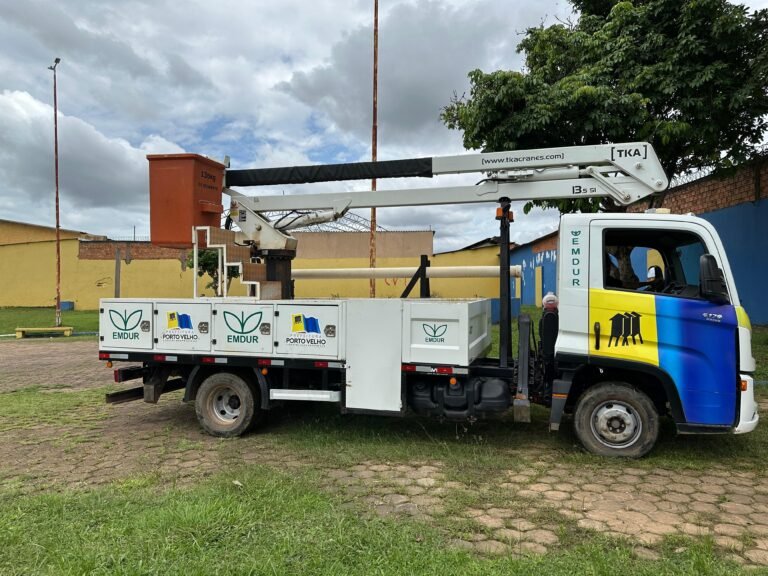 Praça do Caladinho recebe limpeza e nova iluminação em LED a pedido do vereador Edimilson Dourado