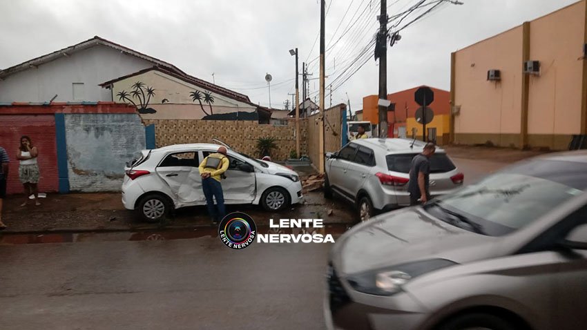 Motorista invade preferencial e derruba muro de residência ao ser atingido por outro veículo - VÍDEO