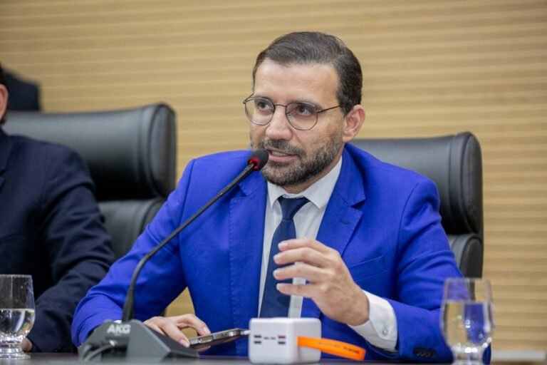 Deputado Ribeiro garante investimentos em Vilhena com novos parquinhos infantis