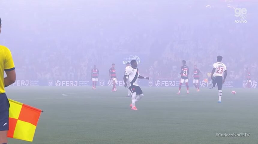 Fumaça de sinalizadores atrasa clássico entre Flamengo e Vasco - ASSISTA AO VIVO
