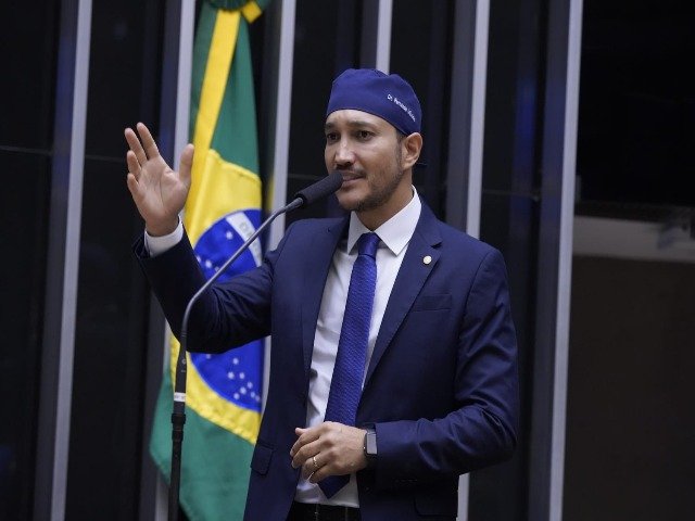 Deputado Fernando Máximo celebra lei que garante fisioterapia a pacientes que retirarem mama