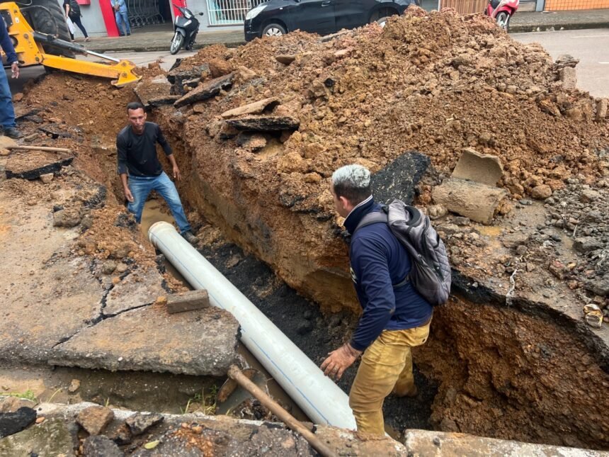 Prefeitura realiza troca de manilhas e reforça drenagem na Sete de Setembro para evitar alagamentos 1 Prefeitura realiza troca de manilhas e reforça drenagem na Sete de Setembro para evitar alagamentos