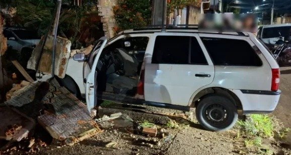 Vigilante é preso por embriaguez após derrubar muro de casa