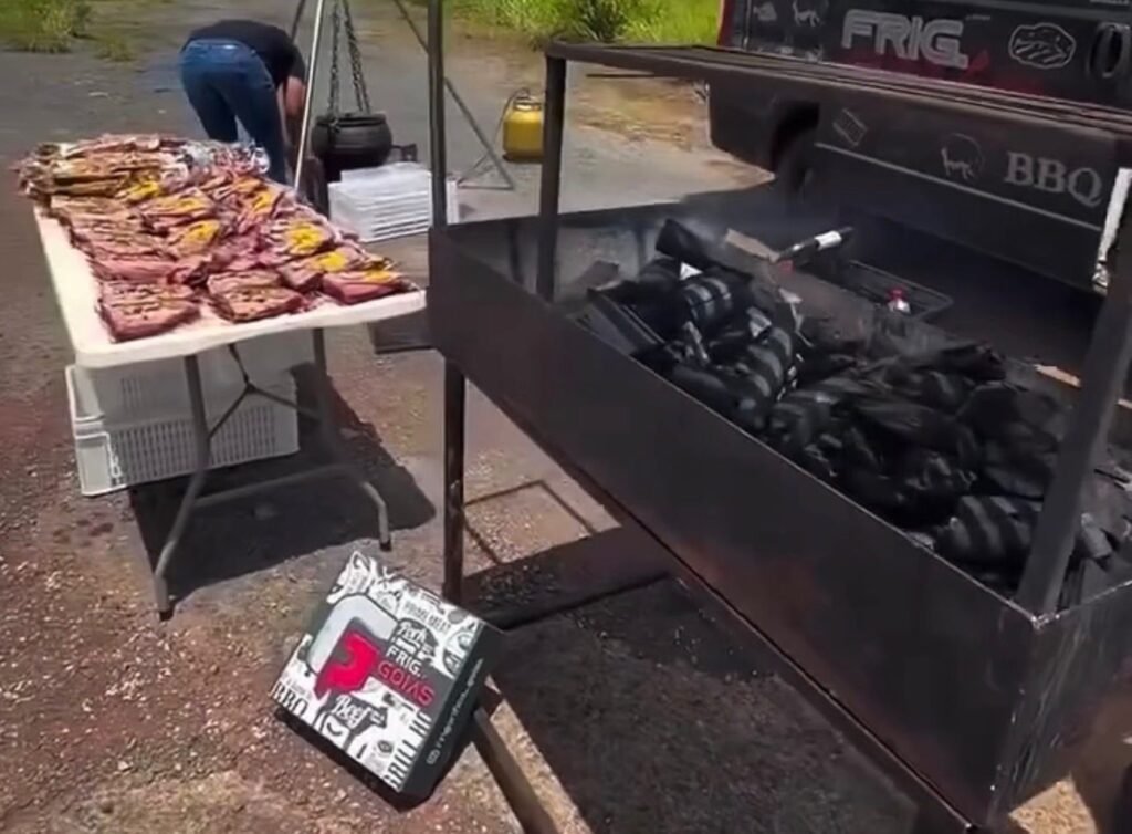 CAMINHADA PELA LIBERDADE - Grupo prepara churrasco com dezenas de peças de picanha para deputados e apoiadores de Jair Bolsonaro - VÍDEO