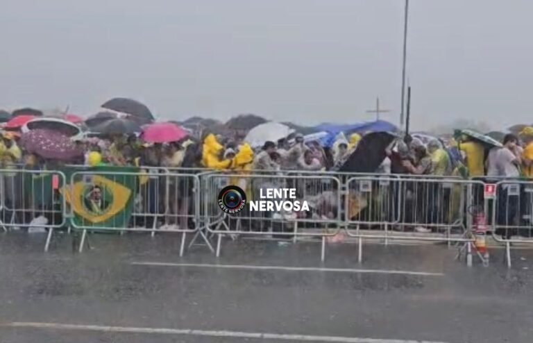 MAIS DE 30 FERIDOS – Veja o momento em que raio atinge praça onde acontecia ato de Nikolas Ferreira – VÍDEO