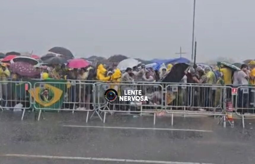 MAIS DE 30 FERIDOS - Veja o momento em que raio atinge praça onde acontecia ato de Nikolas Ferreira - VÍDEO