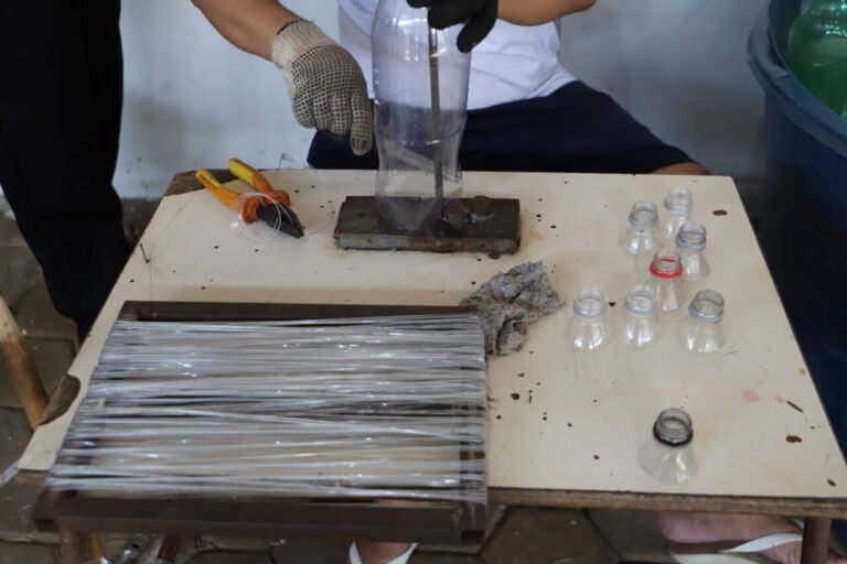Mão de obra reeducanda produz 500 vassouras com material reciclável em Porto Velho