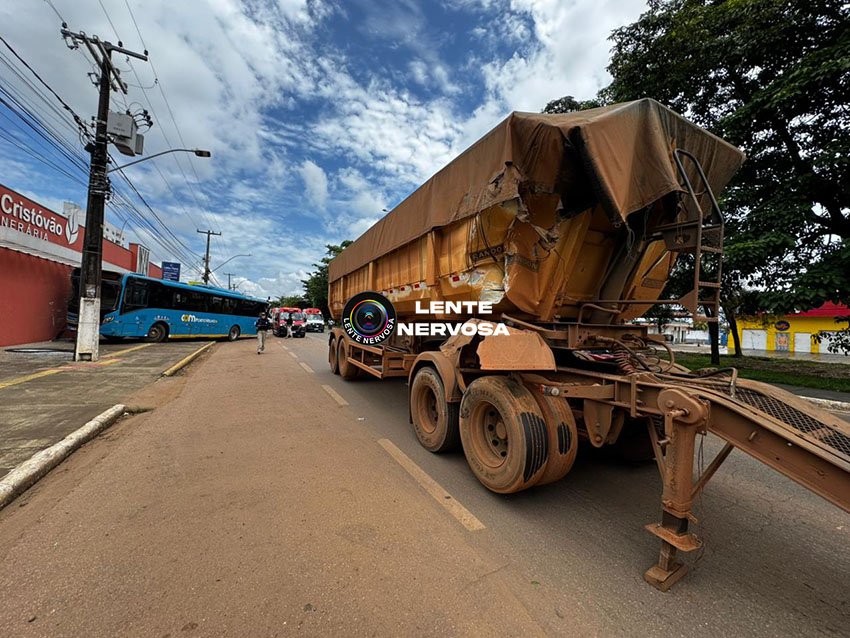 Ônibus do transporte coletivo é atingido por carreta e deixa feridos na Jorge Teixeira - VÍDEO