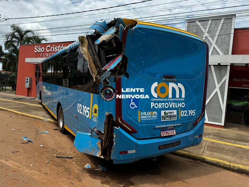 Ônibus do transporte coletivo é atingido por carreta e deixa feridos na Jorge Teixeira - VÍDEO