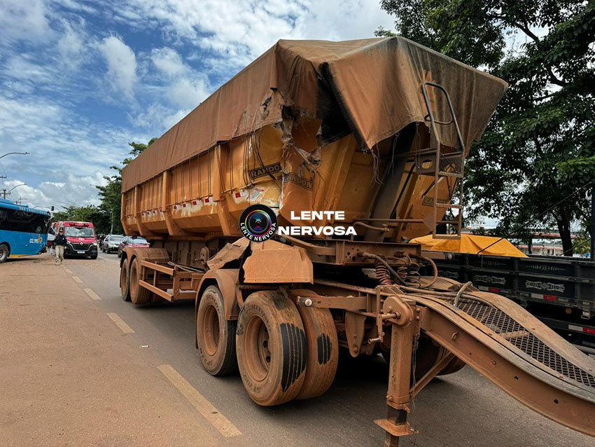 Ônibus do transporte coletivo é atingido por carreta e deixa feridos na Jorge Teixeira - VÍDEO