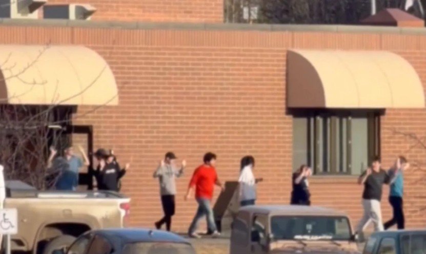 Ataque a tiros em escola no Canadá deixa 10 mortos e dezenas de feridos - VÍDEO