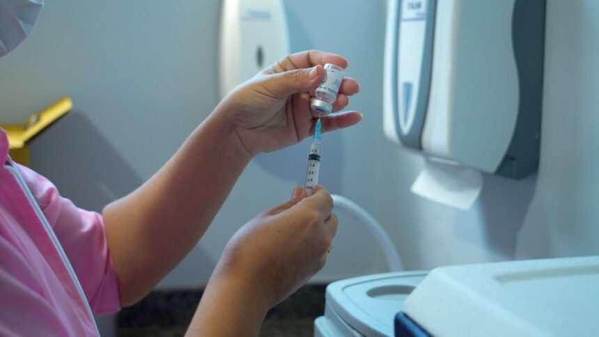 Vacinação contra dengue é iniciada para servidores da atenção básica 1 Vacinação contra dengue é iniciada para servidores da atenção básica