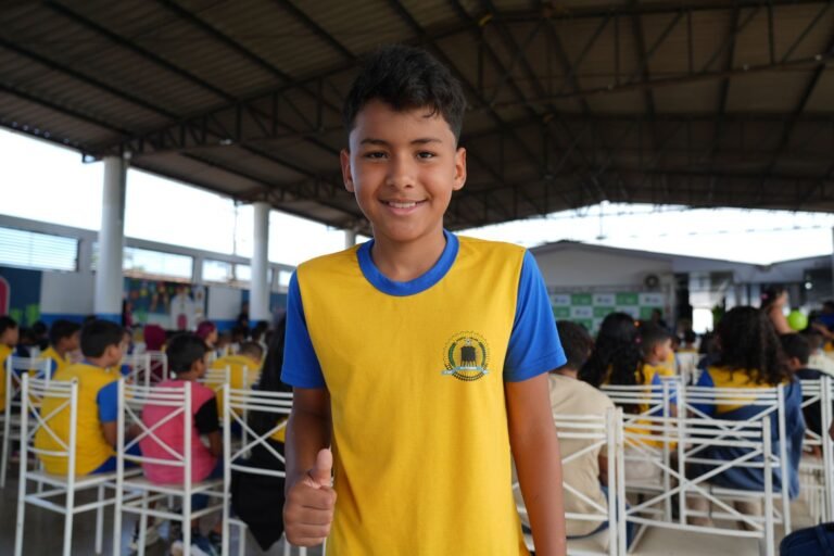 Novos uniformes, mais profissionais e premiação marcam volta às aulas