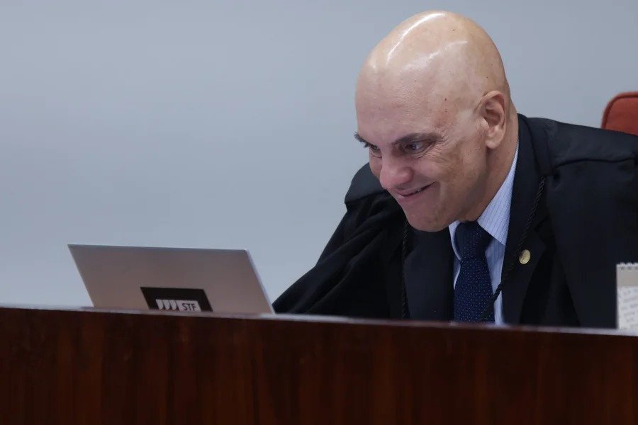 Moraes manda Bolsonaro ficar vigiado 24 horas