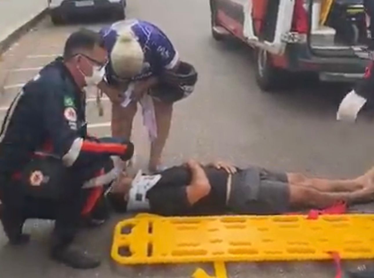 Motociclista e passageiro ficam feridos em acidente com ônibus da prefeitura