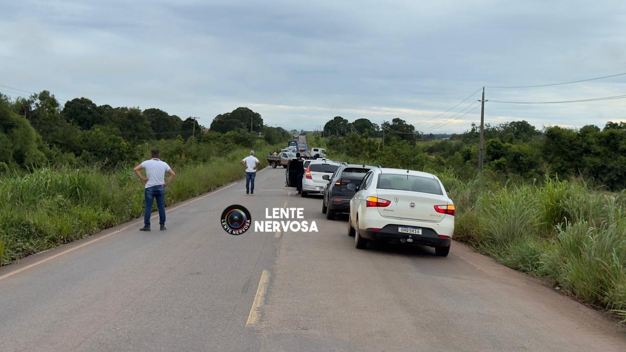 Motorista perde controle e pick-up cai em ribanceira na RO-010, em Rolim de Moura -VÍDEO