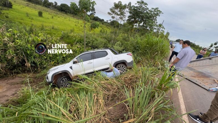 Motorista perde controle e pick-up cai em ribanceira na RO-010, em Rolim de Moura -VÍDEO