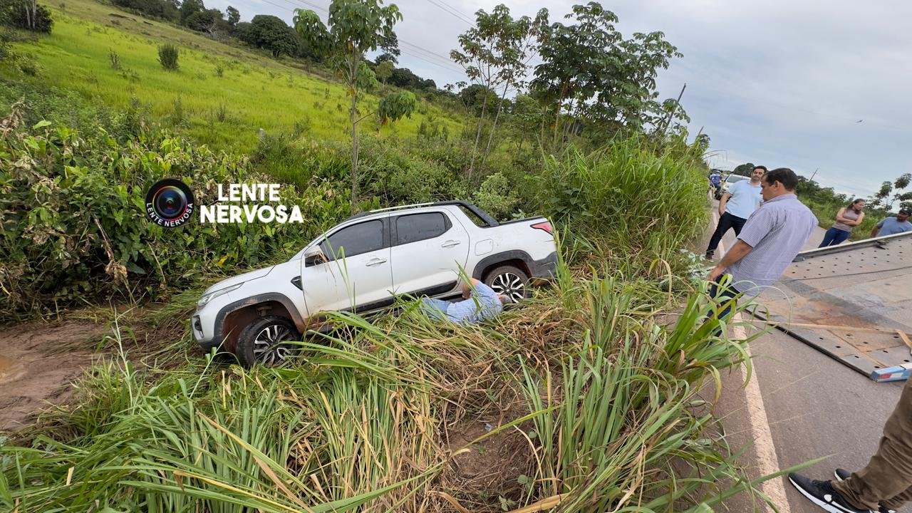 Motorista perde controle e pick-up cai em ribanceira na RO-010, em Rolim de Moura -VÍDEO