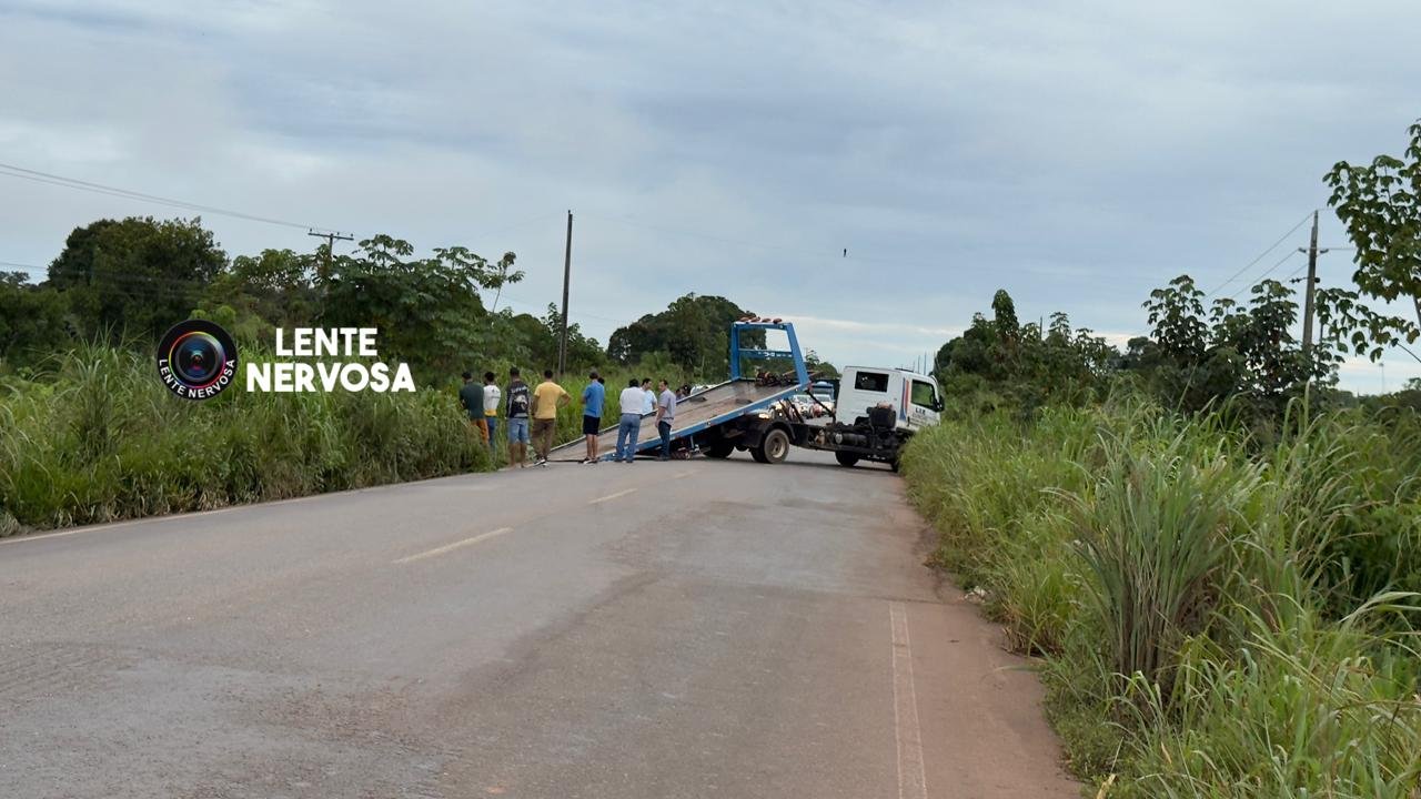 Motorista perde controle e pick-up cai em ribanceira na RO-010, em Rolim de Moura -VÍDEO