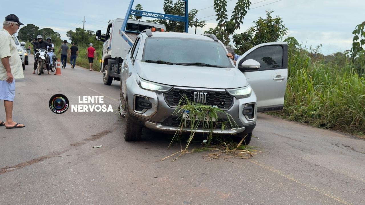 Motorista perde controle e pick-up cai em ribanceira na RO-010, em Rolim de Moura -VÍDEO