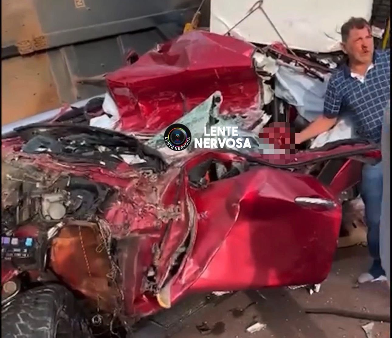 Mulher morre após caminhonete ser esmagada por carreta na BR-163 - VÍDEO