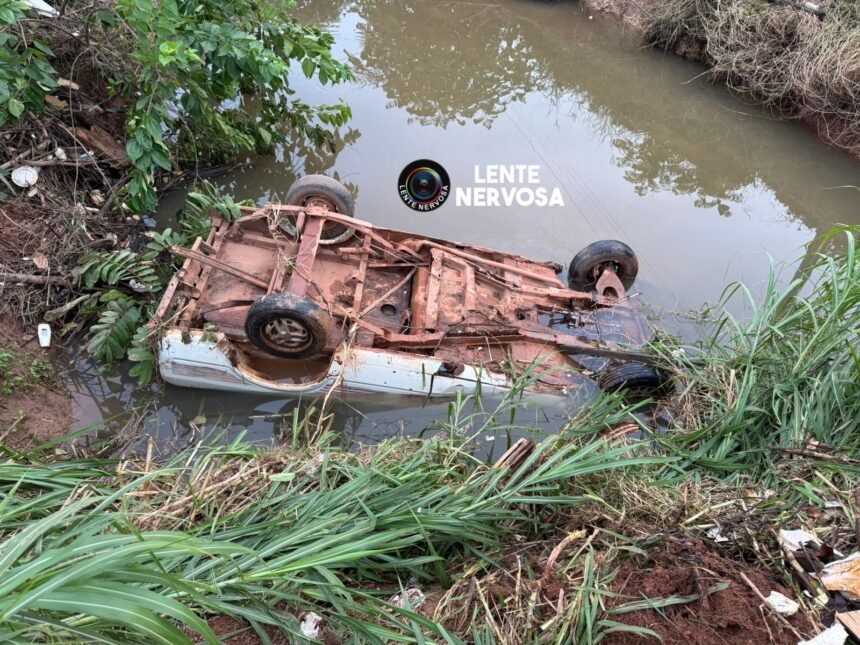Carro com idosos capota e cai em córrego após ficar sem freio em ladeira na zona sul
